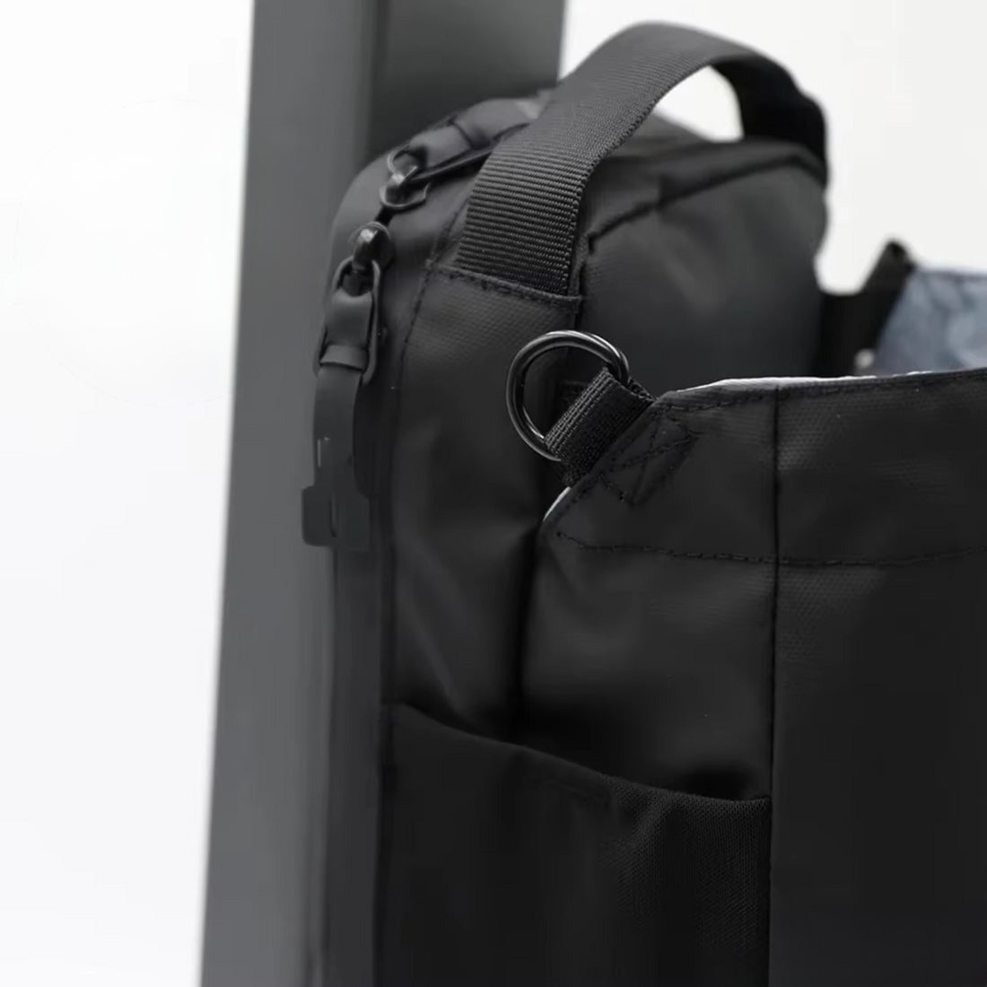 MAGNELOG™ Magnetic Gym Bag